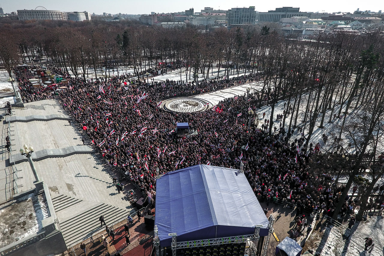 Плошча перад Опэрным тэатрам на Дзень Волі ў Менску